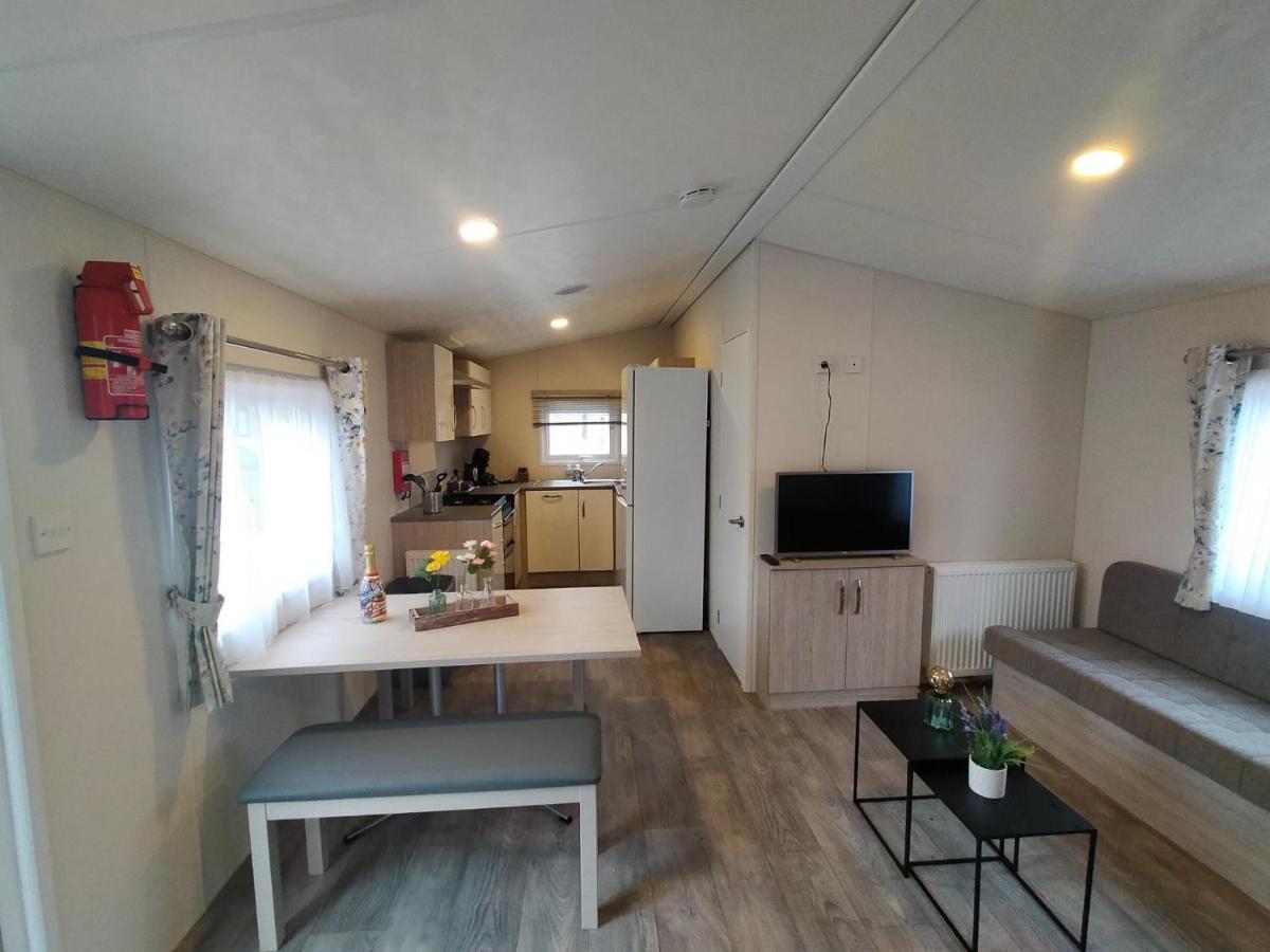 Bj Chalets - De Rug 1 - Vakantiepark Lauwersoog - Luxe Chalet Met Vaatwasser! Vroege Incheck! מראה חיצוני תמונה